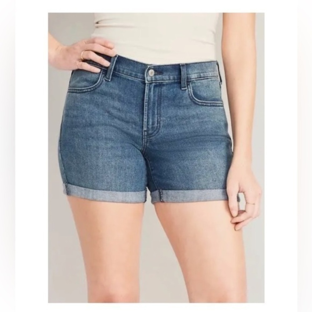 Old Navy Mid Rise Cuffed Stretchy 5” Lighter Wash Jean Shorts Size 4 NWT